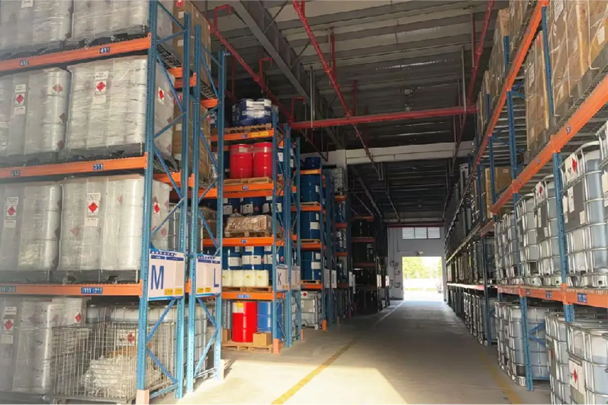Dangerous goods warehouse assists customers in storing dangerous goods